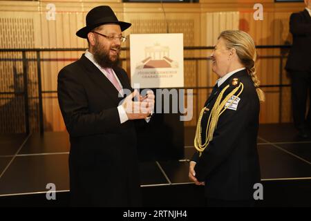 Rabbiner Yehuda Teichtal Empfang jüdisches Neujahrsfest Rosch Haschana, am 13.09.2023 in Berlin, Jüdische Gemeinde Chabad Lubawitsch, Deutschland *** Rabbi Yehuda Teichtal Empfang jüdisches Neujahr Rosch Haschanah, am 13. 09 2023 in Berlin, Jüdische Gemeinde Chabad Lubavitch, Deutschland Stockfoto