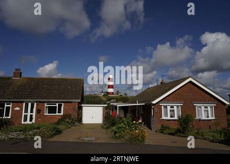 Happisburgh Leuchtturm hinter Häusern Stockfoto