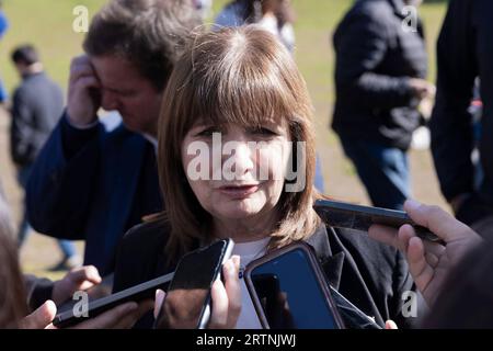 Patricia Bullrichs Präsidentschaftskampagne. Die Kandidatin für den Präsidenten der politischen Koalition Juntos por el Cambio Together for Change, Patricia Bullrich, präsentierte neue Führer der Koalition auf einer Veranstaltung in der Nachbarschaft von Belgrano. Auf dem Foto: Patricia Bullrich spricht mit den Medien. Buenos Aires Argentinien Copyright: XImagoxImages/EstebanxOsoriox EstebanOsorio-6130 Stockfoto