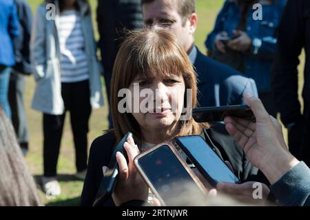 Patricia Bullrichs Präsidentschaftskampagne. Die Kandidatin für den Präsidenten der politischen Koalition Juntos por el Cambio Together for Change, Patricia Bullrich, präsentierte neue Führer der Koalition auf einer Veranstaltung in der Nachbarschaft von Belgrano. Auf dem Foto: Patricia Bullrich spricht mit den Medien. Buenos Aires Argentinien Copyright: XImagoxImages/EstebanxOsoriox EstebanOsorio-6038 Stockfoto