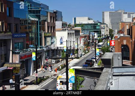 Halifax, Kanada - 2. August 2023: Spring Garden Road, eine lebhafte Straße mit vielen Pubs, Restaurants, Geschäften und einem Einkaufszentrum in Halifax. Es ist ein beliebtes de Stockfoto