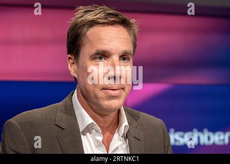 20 Jahre Sandra Maischberger am 23. Mai 2023 aus Köln zum Thema: Deutschland, der kranke Mann Europas und Gegenoffensive der Ukraine. Im Bild Markus Feldenkirchen Journalist Der Spiegel. Die Gäste diskutieren die wirtschaftlichen Probleme, die hohe Inflation und die steigende Arbeitslosenzahlen in Deutschland. WEITERE Themen waren Aiwanger und die Gegenoffensive der Ukraine im Krieg gegen Russland. Köln Nordrhein-Westfalen Deutschland *** 20 Jahre Sandra Maischberger am 23. Mai 2023 aus Köln zum Thema Deutschland, der kranke Mann Europas und Gegenoffensive der Ukraine im Bild M Stockfoto