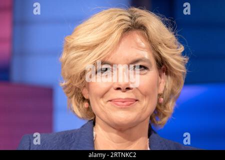 20 Jahre Sandra Maischberger am 23. Mai 2023 aus Köln zum Thema: Deutschland, der kranke Mann Europas und Gegenoffensive der Ukraine. Im Bild Julia Klöckner CDU, wirtschaftspolitische Sprecherin der Unions-Fraktion im Deutschen Bundestag. Die Gäste diskutieren die wirtschaftlichen Probleme, die hohe Inflation und die steigende Arbeitslosenzahlen in Deutschland. WEITERE Themen waren Aiwanger und die Gegenoffensive der Ukraine im Krieg gegen Russland. Köln Nordrhein-Westfalen Deutschland *** 20 Jahre Sandra Maischberger am 23. Mai 2023 aus Köln zum Thema Deutschland, der kranke Mann von EUR Stockfoto