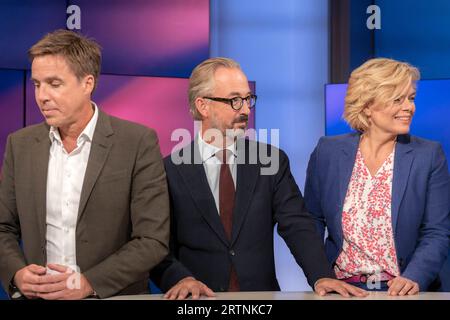 20 Jahre Sandra Maischberger am 23. Mai 2023 aus Köln zum Thema: Deutschland, der kranke Mann Europas und Gegenoffensive der Ukraine. Im Bild von links nach rechts: Markus Feldenkirchen Journalist der Spiegel, Jan Fleischhauer Journalist Focus und Autor sowie Julia Klöckner CDU, wirtschaftspolitische Sprecherin der Gewerkschaften-Fraktion im Deutschen Bundestag. Sie diskutieren wirtschaftliche Probleme, hohe Inflation und steigende Arbeitslosenzahlen in Deutschland. WEITERE Themen waren Aiwanger und die Gegenoffensive der Ukraine im Krieg gegen Russland. Köln Nordrhein-Westfalen Deutschland *** 20 Stockfoto