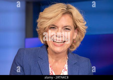 20 Jahre Sandra Maischberger am 23. Mai 2023 aus Köln zum Thema: Deutschland, der kranke Mann Europas und Gegenoffensive der Ukraine. Im Bild Julia Klöckner CDU, wirtschaftspolitische Sprecherin der Unions-Fraktion im Deutschen Bundestag. Die Gäste diskutieren die wirtschaftlichen Probleme, die hohe Inflation und die steigende Arbeitslosenzahlen in Deutschland. WEITERE Themen waren Aiwanger und die Gegenoffensive der Ukraine im Krieg gegen Russland. Köln Nordrhein-Westfalen Deutschland *** 20 Jahre Sandra Maischberger am 23. Mai 2023 aus Köln zum Thema Deutschland, der kranke Mann von EUR Stockfoto