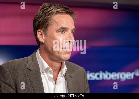 20 Jahre Sandra Maischberger am 23. Mai 2023 aus Köln zum Thema: Deutschland, der kranke Mann Europas und Gegenoffensive der Ukraine. Im Bild Markus Feldenkirchen Journalist Der Spiegel. Die Gäste diskutieren die wirtschaftlichen Probleme, die hohe Inflation und die steigende Arbeitslosenzahlen in Deutschland. WEITERE Themen waren Aiwanger und die Gegenoffensive der Ukraine im Krieg gegen Russland. Köln Nordrhein-Westfalen Deutschland *** 20 Jahre Sandra Maischberger am 23. Mai 2023 aus Köln zum Thema Deutschland, der kranke Mann Europas und Gegenoffensive der Ukraine im Bild M Stockfoto