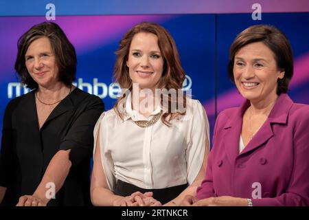 20 Jahre Sandra Maischberger am 23. Mai 2023 aus Köln zum Thema: Deutschland, der kranke Mann Europas und Gegenoffensive der Ukraine. Im Bild von links nach rechts: Göring-Eckardt, B90/Grüne Bundestagsvizepräsidentin, Florence Gaub Forschungsdirektorin am NATO Defense College sowie Gastgeberin Sandra Maischberger. Sie diskutieren die wirtschaftlichen Probleme, die hohe Inflation und die steigenden Arbeitslosenzahlen in Deutschland. WEITERE Themen waren Aiwanger und die Gegenoffensive der Ukraine im Krieg gegen Russland. Köln Nordrhein-Westfalen Deutschland *** 20 Jahre Sandra Maischberger ON Stockfoto