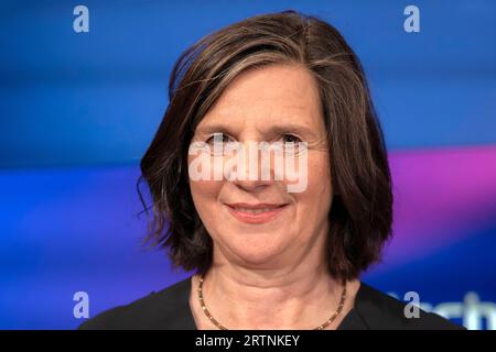 20 Jahre Sandra Maischberger am 23. Mai 2023 aus Köln zum Thema: Deutschland, der kranke Mann Europas und Gegenoffensive der Ukraine. Im Bild Katrin Göring-Eckardt, B90/Grüne Bundestagsvizepräsidentin. Die Gäste diskutieren die wirtschaftlichen Probleme, die hohe Inflation und die steigende Arbeitslosenzahlen in Deutschland. WEITERE Themen waren Aiwanger und die Gegenoffensive der Ukraine im Krieg gegen Russland. Köln Nordrhein-Westfalen Deutschland *** 20 Jahre Sandra Maischberger am 23. Mai 2023 aus Köln zum Thema Deutschland, der kranke Mann Europas und Gegenoffensive der Ukraine I. Stockfoto