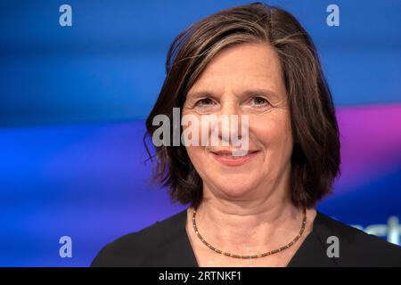 20 Jahre Sandra Maischberger am 23. Mai 2023 aus Köln zum Thema: Deutschland, der kranke Mann Europas und Gegenoffensive der Ukraine. Im Bild Katrin Göring-Eckardt, B90/Grüne Bundestagsvizepräsidentin. Die Gäste diskutieren die wirtschaftlichen Probleme, die hohe Inflation und die steigende Arbeitslosenzahlen in Deutschland. WEITERE Themen waren Aiwanger und die Gegenoffensive der Ukraine im Krieg gegen Russland. Köln Nordrhein-Westfalen Deutschland *** 20 Jahre Sandra Maischberger am 23. Mai 2023 aus Köln zum Thema Deutschland, der kranke Mann Europas und Gegenoffensive der Ukraine I. Stockfoto