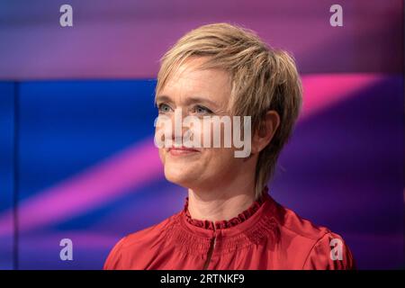 20 Jahre Sandra Maischberger am 23. Mai 2023 aus Köln zum Thema: Deutschland, der kranke Mann Europas und Gegenoffensive der Ukraine. Im Bild Ellen Ehni, deutsche Journalistin, Juristin und Fernsehmoderatorin beim WDR, zu Besuch bei Sandra Maischberger, um ihr zum 20-jährigen Jubiläum des Sendeformats Maischberger zu gratulieren. Köln Nordrhein-Westfalen Deutschland *** 20 Jahre Sandra Maischberger am 23. Mai 2023 aus Köln zum Thema Deutschland, der kranke Mann Europas und Gegenoffensive der Ukraine im Bild Ellen Ehni, deutsche Journalistin, Rechtsanwältin und Fernsehmoderatorin im WDR, V Stockfoto