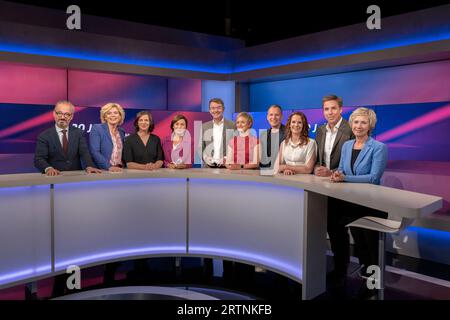 20 Jahre Sandra Maischberger am 23. Mai 2023 aus Köln zum Thema: Deutschland, der kranke Mann Europas und Gegenoffensive der Ukraine. Von links nach rechts: Jan Fleischhauer, Journalistin, Julia Klöckner, CDU, wirtschaftspolitische Sprecherin der Unions-Fraktion, Katrin Göring-Eckardt, B90/Grüne, Sandra Maischberger, Jörg Schönenborn, Direktor ProgrammInformation, Fiktion und Unterhaltung des WDR, Ellen Ehni, Journalistin, Juristin und Fernsehmoderatorin beim WDR, Theo lange, Redaktionsleiter WDR, Florence Gaub, Forschungsdirektori des NATO Defense College NDC, Markus Feldenkirchen, Feldenkirch Stockfoto
