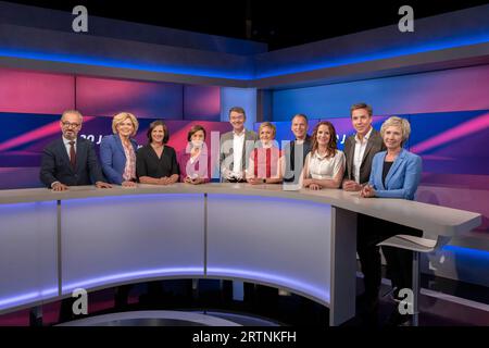 20 Jahre Sandra Maischberger am 23. Mai 2023 aus Köln zum Thema: Deutschland, der kranke Mann Europas und Gegenoffensive der Ukraine. Von links nach rechts: Jan Fleischhauer, Journalistin, Julia Klöckner, CDU, wirtschaftspolitische Sprecherin der Unions-Fraktion, Katrin Göring-Eckardt, B90/Grüne, Sandra Maischberger, Jörg Schönenborn, Direktor ProgrammInformation, Fiktion und Unterhaltung des WDR, Ellen Ehni, Journalistin, Juristin und Fernsehmoderatorin beim WDR, Theo lange, Redaktionsleiter WDR, Florence Gaub, Forschungsdirektori des NATO Defense College NDC, Markus Feldenkirchen, Feldenkirch Stockfoto