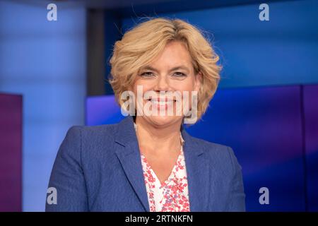 20 Jahre Sandra Maischberger am 23. Mai 2023 aus Köln zum Thema: Deutschland, der kranke Mann Europas und Gegenoffensive der Ukraine. Im Bild Julia Klöckner CDU, wirtschaftspolitische Sprecherin der Unions-Fraktion im Deutschen Bundestag. Die Gäste diskutieren die wirtschaftlichen Probleme, die hohe Inflation und die steigende Arbeitslosenzahlen in Deutschland. WEITERE Themen waren Aiwanger und die Gegenoffensive der Ukraine im Krieg gegen Russland. Köln Nordrhein-Westfalen Deutschland *** 20 Jahre Sandra Maischberger am 23. Mai 2023 aus Köln zum Thema Deutschland, der kranke Mann von EUR Stockfoto