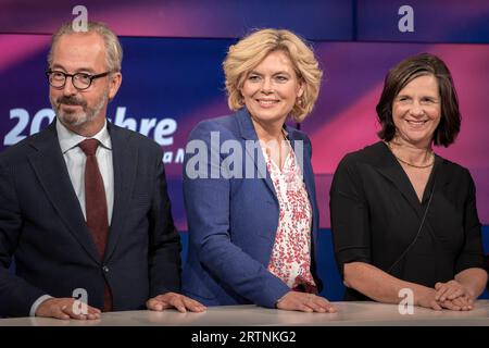 20 Jahre Sandra Maischberger am 23. Mai 2023 aus Köln zum Thema: Deutschland, der kranke Mann Europas und Gegenoffensive der Ukraine. Im Bild von links nach rechts: Jan Fleischhauer Journalist Focus und Autor, Julia Klöckner CDU, wirtschaftspolitische Sprecherin der Unions-Fraktion im Deutschen Bundestag sowie im Bild Katrin Göring-Eckardt, B90/Grüne Bundestagsvizepräsidentin. Sie diskutieren wirtschaftliche Probleme, hohe Inflation und steigende Arbeitslosenzahlen in Deutschland. WEITERE Themen waren Aiwanger und die Gegenoffensive der Ukraine im Krieg gegen Russland. Köln Nordrhein-Westfa Stockfoto