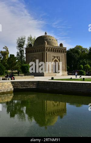 Samanid Mausoleum an einem ruhigen Morgen unter blauem Himmel am Buchara See, Herbst 2017. Aufwändig geschnitztes Äußere Stockfoto