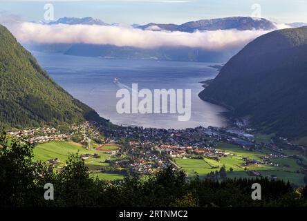 Überblick über die Gemeinde Vikøyri (Vik, Vestalnd, Norwegen) am Fuße von Vikjabukti, Sognefjorden. Stockfoto
