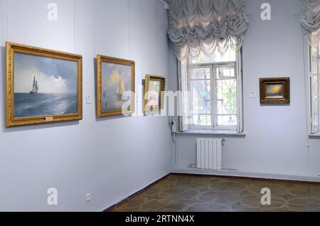 Zimmer in der Kyiv Kunstgalerie des Nationalmuseums mit Gemälden an der Wand. September 28, 2021. Kiew, Ukraine. Stockfoto