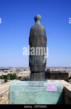 Bronzestatue der Jungfrau Maria vom Bildhauer Laszlo Matyassy vor dem Königlichen Palast in Budapest, Ungarn Stockfoto