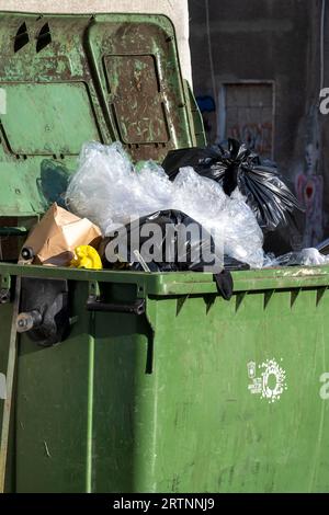 Überlaufender Abfalleimer der Stadt, fotografiert in Tel Aviv, Israel Stockfoto