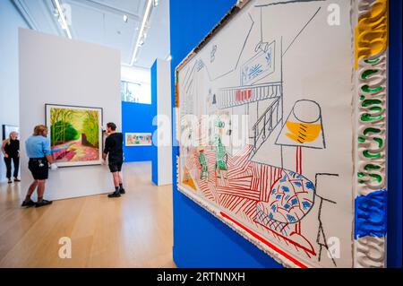 London, Großbritannien. September 2023. Pembroke Studio Interior, from Moving Focus, 1984 Schätzung: £ 40.000 - 60.000, mit, im Hintergrund, The Arrival of Spring in Woldgate, East Yorkshire, 2011, Schätzung: £ 80.000 - 120.000 - David Hockney Auction Highlights at Phillips. Die Ausstellung ist vom 14. September bis 21. September für die Öffentlichkeit zugänglich. Guy Bell/Alamy Live News Stockfoto