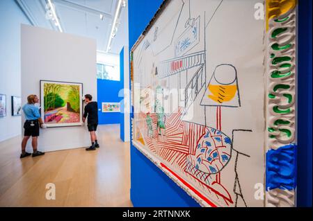 London, Großbritannien. September 2023. Pembroke Studio Interior, from Moving Focus, 1984 Schätzung: £ 40.000 - 60.000, mit, im Hintergrund, The Arrival of Spring in Woldgate, East Yorkshire, 2011, Schätzung: £ 80.000 - 120.000 - David Hockney Auction Highlights at Phillips. Die Ausstellung ist vom 14. September bis 21. September für die Öffentlichkeit zugänglich. Guy Bell/Alamy Live News Stockfoto
