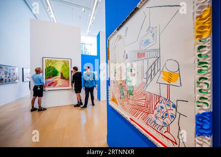 London, Großbritannien. September 2023. Pembroke Studio Interior, from Moving Focus, 1984 Schätzung: £ 40.000 - 60.000, mit, im Hintergrund, The Arrival of Spring in Woldgate, East Yorkshire, 2011, Schätzung: £ 80.000 - 120.000 - David Hockney Auction Highlights at Phillips. Die Ausstellung ist vom 14. September bis 21. September für die Öffentlichkeit zugänglich. Guy Bell/Alamy Live News Stockfoto
