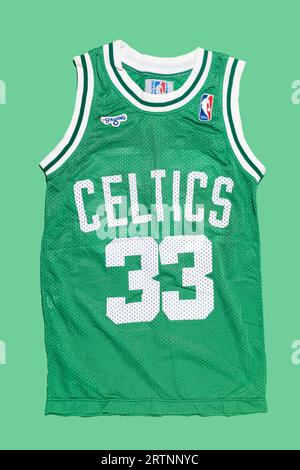 Boston Celtics Retro-grünes Basketballtrikot mit Larry Birds Nummer 33 auf grünem Hintergrund. Basketball, spalding, Sportausrüstung und Basketball Stockfoto