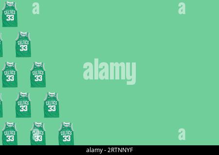 Boston Celtics Retro-grünes Basketballtrikot-Muster mit Larry Birds Nummer 33 auf der linken Seite auf grünem Hintergrund. Basketball, spalding, sp Stockfoto