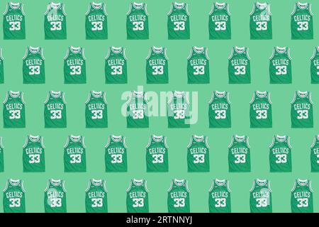 Boston Celtics Retro-grünes Basketballtrikot mit Larry Birds Nummer 33 auf grünem Hintergrund. Basketball, spalding, Sportausrüstung und Stockfoto