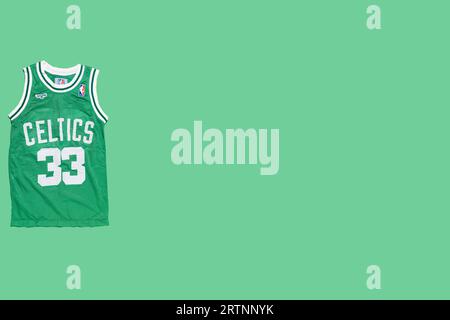 Boston Celtics Retro-grünes Basketballtrikot mit Larry Birds Nummer 33 auf der linken Seite auf grünem Hintergrund. Basketball, spalding, Sportausrüstung Stockfoto