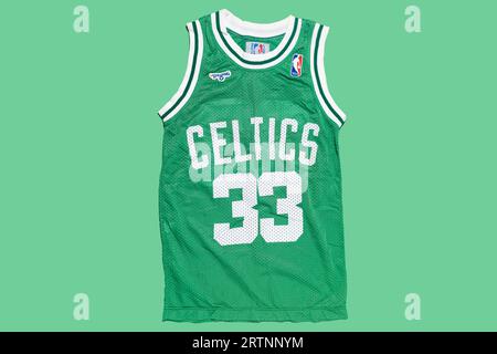 Boston Celtics Retro-grünes Basketballtrikot mit Larry Birds Nummer 33 auf grünem Hintergrund. Basketball, spalding, Sportausrüstung und Basketball Stockfoto