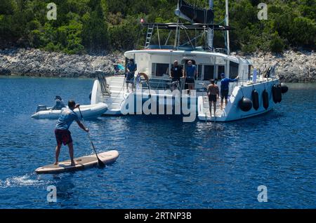 SUP paddeln im Ionischen Meer, Griechenland Stockfoto