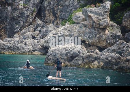 SUP paddeln im Ionischen Meer, Griechenland Stockfoto