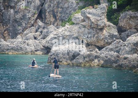 SUP paddeln im Ionischen Meer, Griechenland Stockfoto