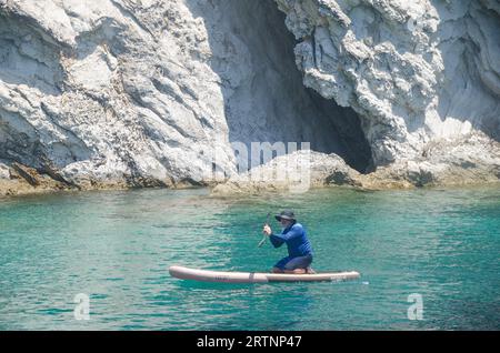 SUP paddeln im Ionischen Meer, Griechenland Stockfoto