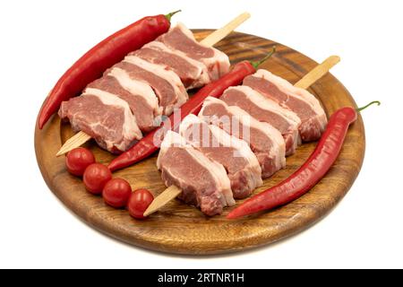 Rohes Lammfilet isoliert auf weißem Hintergrund. Rohes Lammfilet mit Kräutern und Gewürzen Stockfoto