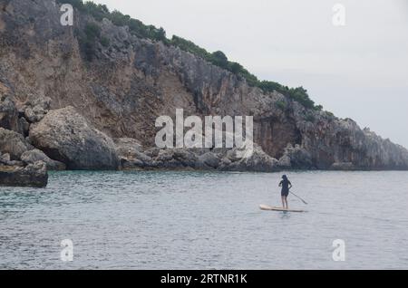 SUP paddeln im Ionischen Meer, Griechenland Stockfoto