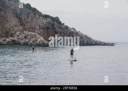 SUP paddeln im Ionischen Meer, Griechenland Stockfoto