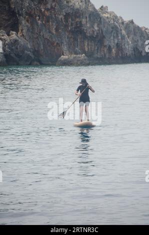 SUP paddeln im Ionischen Meer, Griechenland Stockfoto