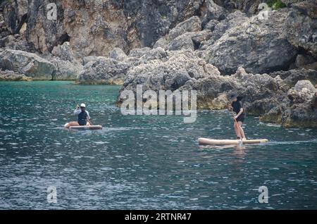 SUP paddeln im Ionischen Meer, Griechenland Stockfoto