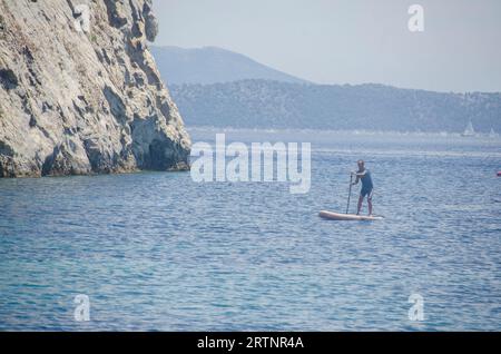 SUP paddeln im Ionischen Meer, Griechenland Stockfoto