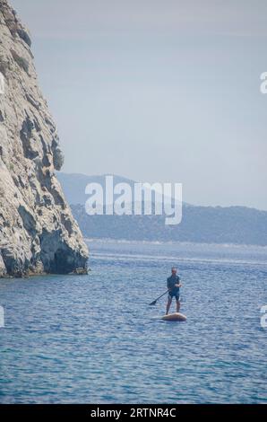 SUP paddeln im Ionischen Meer, Griechenland Stockfoto