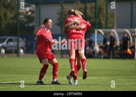 Ocean Park, Cardiff, South Wales, Vereinigtes Königreich. SEPTEMBER 2023. Cardiff City Ladies, Chloe Lloyd wird mit Grace Horrell und Cori feiern Stockfoto