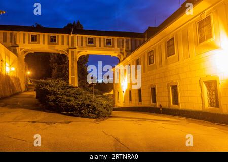 Abendlicher Blick auf eine Brücke zum Schlossgarten im Schloss Cesky Krumlov, Tschechische Republik Stockfoto
