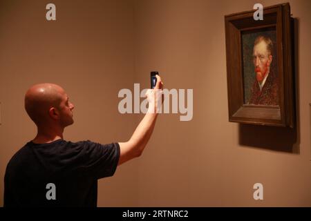 Der Besucher fotografiert ein Selbstporträt von Vincent van Gogh mit seinem Handy in einem Museum in Chicago, Ill Stockfoto
