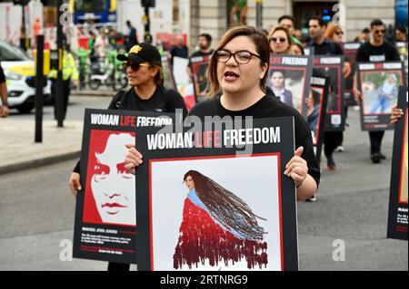 Masha Amini Jubiläum. Woman Life Freedom Protest. Whitehall, London, Großbritannien Stockfoto