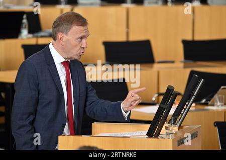 Erfurt, Deutschland. September 2023. Matthias Hey (SPD), Fraktionsvorsitzender, spricht im Plenarsaal des Thüringer landtags. An diesem Tag wollen die Abgeordneten den Haushalt für 2024 in erster Lesung erörtern. Darüber hinaus will die Opposition eine Steuersenkung gegen die rot-rot-grüne Minderheitenkoalition durchsetzen. Quelle: Martin Schutt/dpa/Alamy Live News Stockfoto