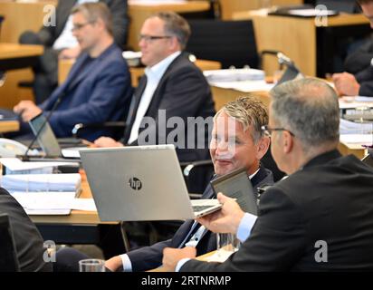 Erfurt, Deutschland. September 2023. Björn Höcke (AfD) sitzt im Plenarsaal des Thüringer landtags. An diesem Tag wollen die Abgeordneten den Haushalt für 2024 in erster Lesung erörtern. Die Opposition will auch eine Steuersenkung gegen die rot-rot-grüne Minderheitenkoalition durchsetzen. Quelle: Martin Schutt/dpa/Alamy Live News Stockfoto