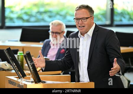 Erfurt, Deutschland. September 2023. Mario Voigt (CDU), Fraktionsvorsitzender, spricht im Plenarsaal des Thüringer landtags. An diesem Tag wollen die Abgeordneten den Haushalt für 2024 in erster Lesung erörtern. Die Opposition will auch eine Steuersenkung gegen die rot-rot-grüne Minderheitenkoalition durchsetzen. Quelle: Martin Schutt/dpa/Alamy Live News Stockfoto