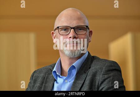 Erfurt, Deutschland. September 2023. Peter Wurschi, Staatskommissar für die Neubewertung der SED-Diktatur, sitzt im Plenarsaal des Thüringer Landtags. An diesem Tag können die Abgeordneten ihn für fünf Jahre wiederwählen. Quelle: Martin Schutt/dpa/Alamy Live News Stockfoto